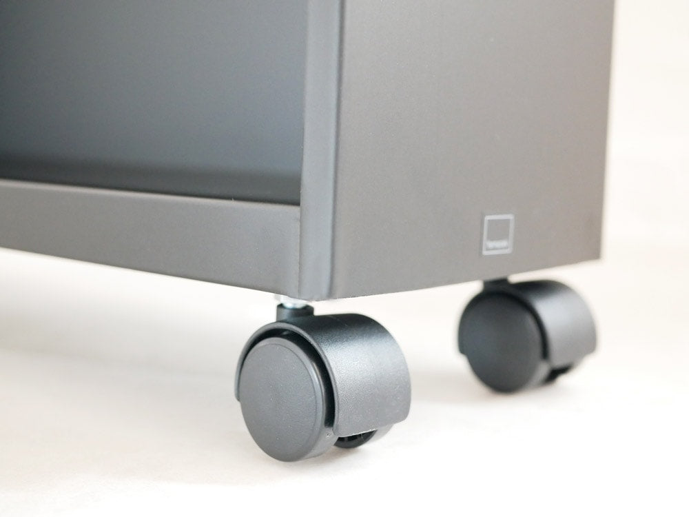 Yamazakiのハンドル付きグレーのスリムトイレラックキャビネット