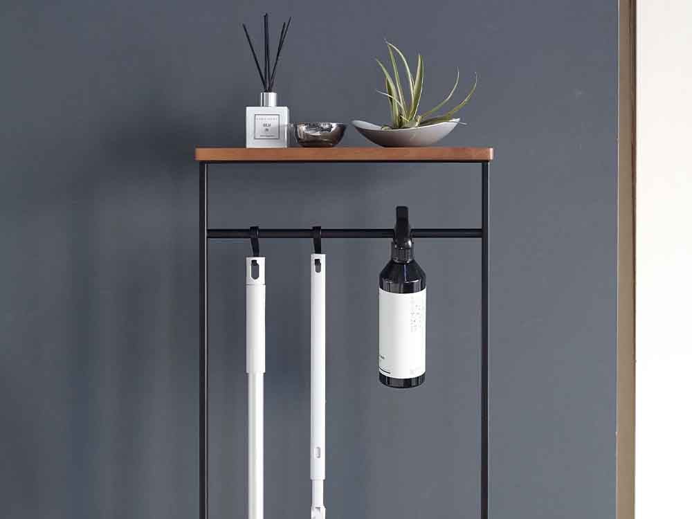 天板引っ掛け傘立てとワインボトルが並ぶ棚