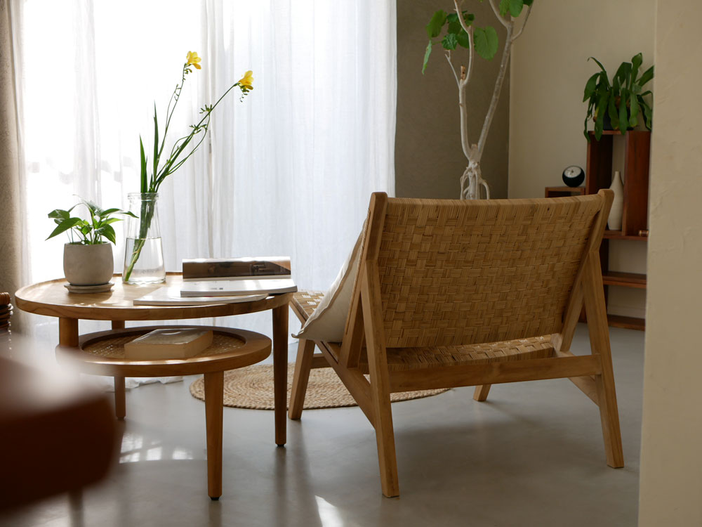 &CraftのTUSKER 1Pラウンジチェア、チーク無塗装無垢材とラタンを使用したシンプルなデザインの1人用モダンチェア