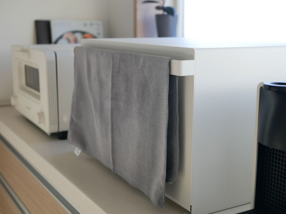 バーディサプライのシルバーキッチンタオルがキッチンカウンターに整然と置かれている様子