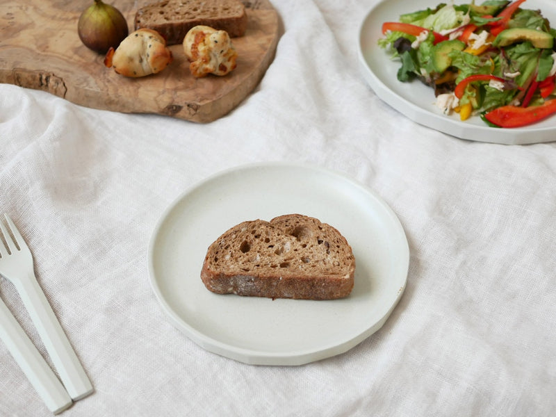 KINTO ALFRESCOプレートにパンが置かれた様子