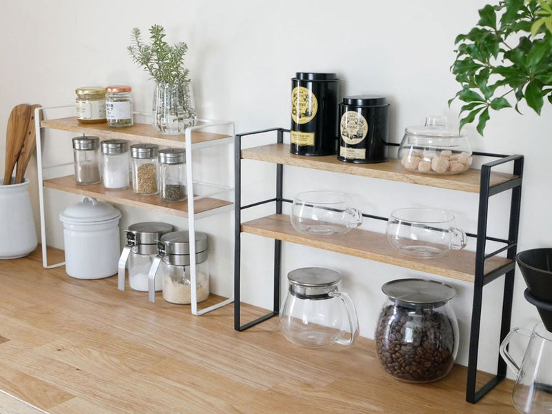 POSH LIVINGマルチラックに食器と植物が配置されている