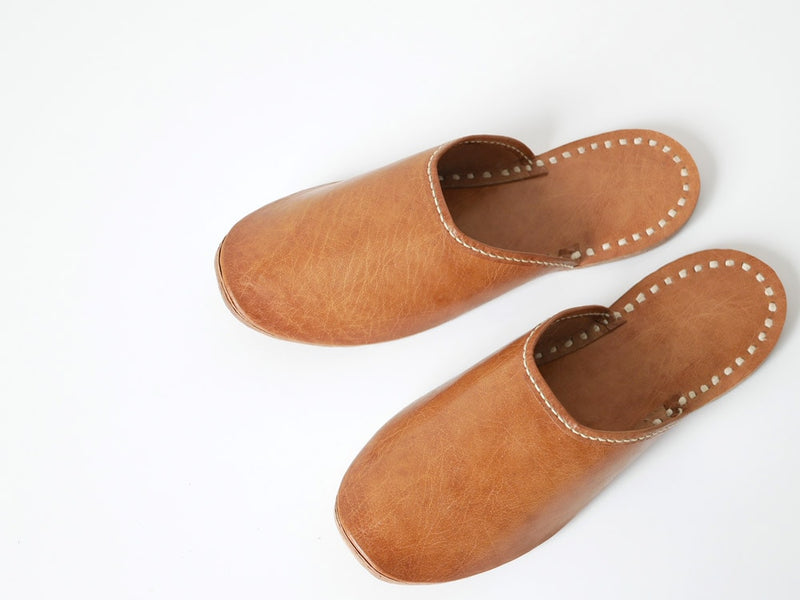 ホーンプリーズのリネンステッチが施された茶色い水牛革スライドサンダル
