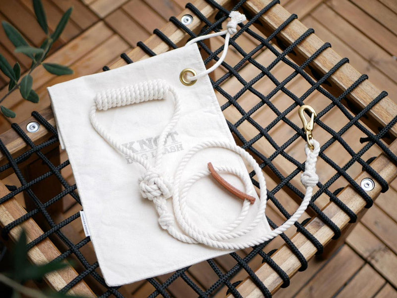 TOOLS FOR THE DOG製のナチュラルロープと銀色金具を使用したドッグリード