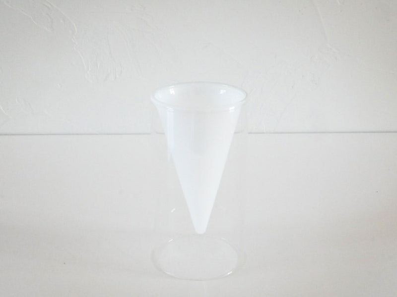 POSH LIVING フロートベース。透明なガラス製で円錐形のデザイン、直径8cm、高さ15cm。