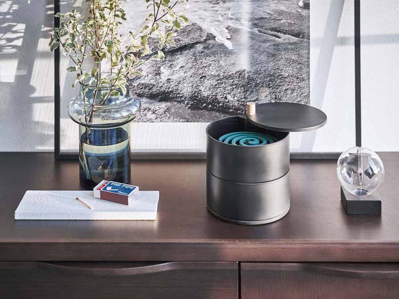 収納トレーと蓋が付いた銀色の蚊遣りタワー