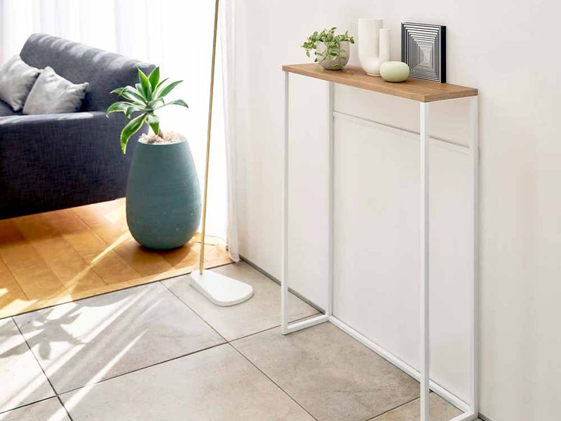 YAMAZAKIタワーの木製コンソールテーブルと観葉植物