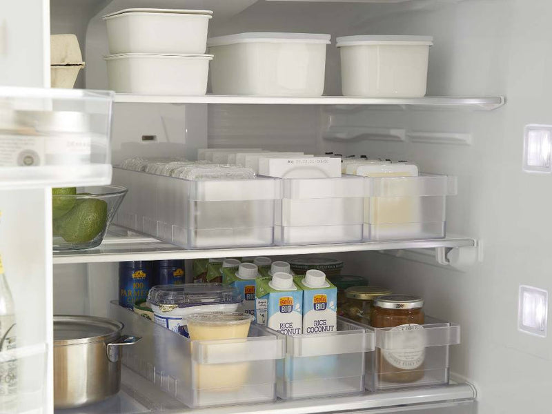 タワー冷蔵庫内の仕切り付き収納ケース