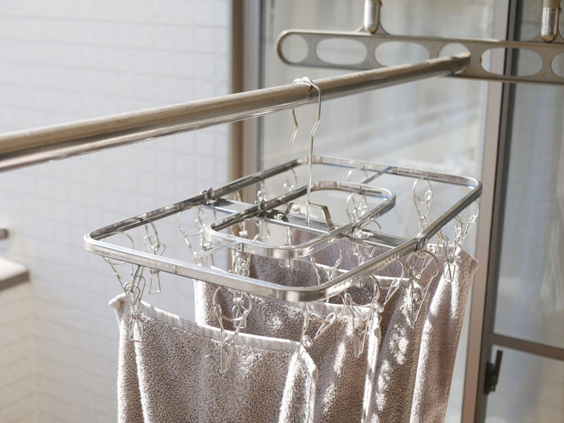 ステンレス製24ピンチハンガーが棚に掛かっている