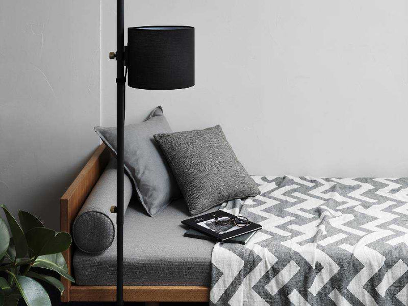 「026 Fabric Lamp」布ランプが配置されたモダンな寝室