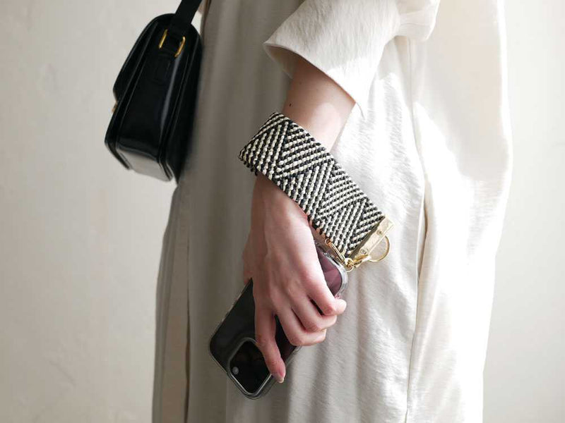 シニヨンビニールリボンのスマホハンドストラップ