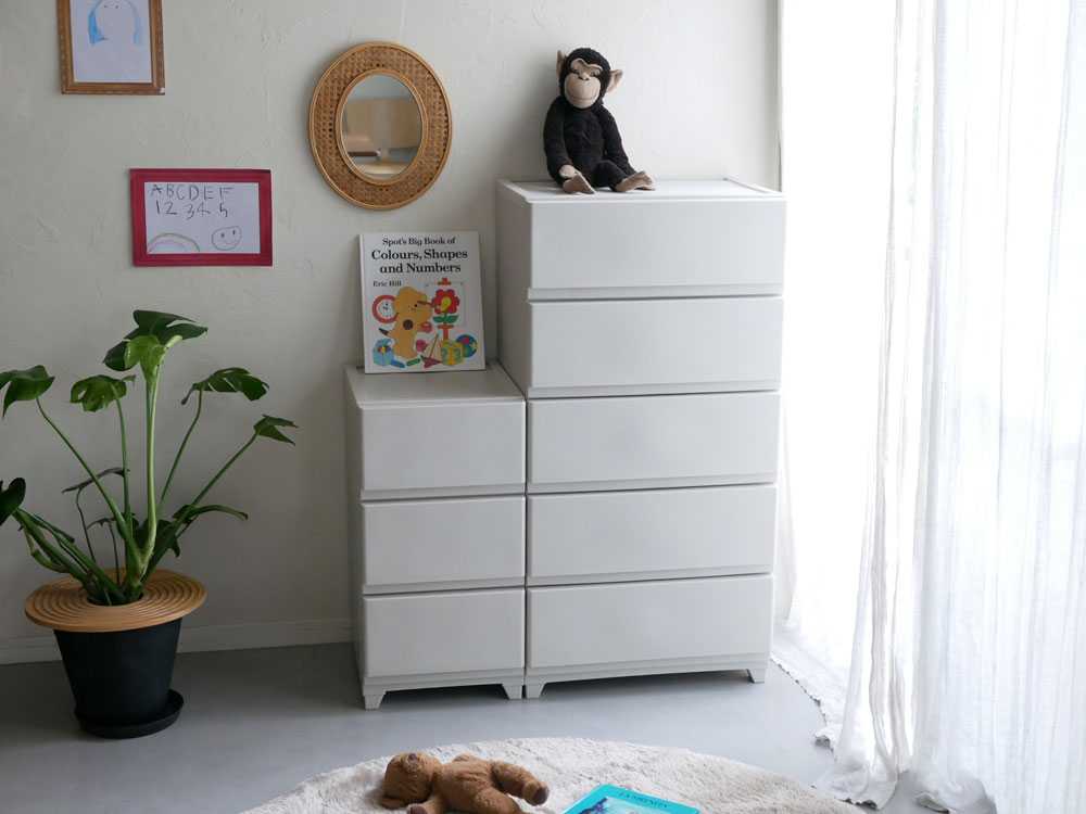 ホワイトの壁付デコニーシーヴォ3段チェスト