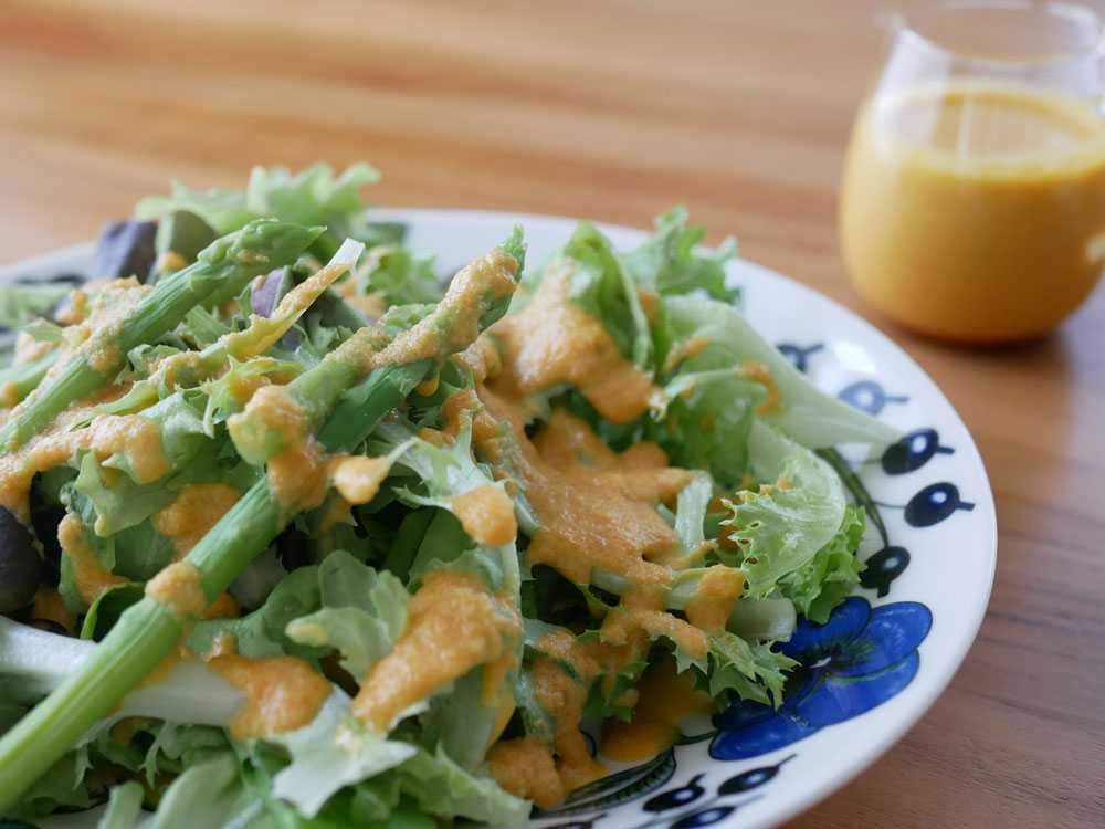 クリームホワイトのコードレスハンディブレンダーと新鮮な野菜