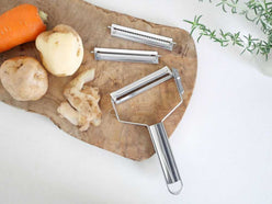 ワンタッチで替え刃交換!1本3役 ニュースピードピーラー 替え刃1枚付きセット / 細千切刃の仕様シーン1