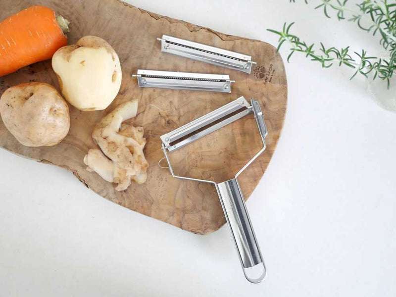 ワンタッチで替え刃交換!1本3役 ニュースピードピーラー 替え刃1枚付きセット / 太千切刃の仕様シーン1