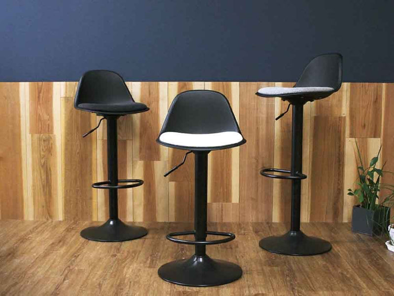 グレーの木製カウンターチェア