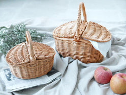 POSH LIVINGブランドの柳製ダブルフラップ付きウィッカーバスケット。開閉可能な2つのフラップと丈夫な手提げが特徴。