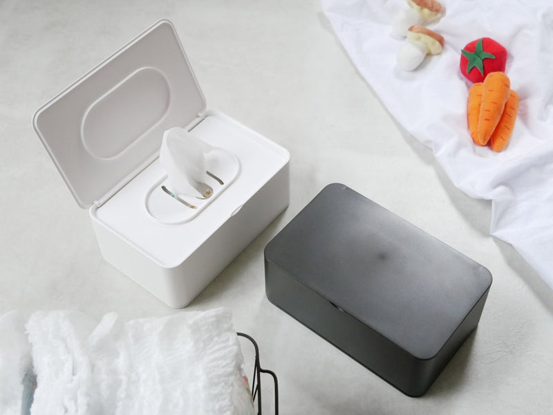 SMART(YAMAZAKI)のスマートおしり拭きケース。シルバーのプラスチック製ボックスにウェットティッシュが収納されています