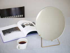 MOEBE製ゴールドとブラックのスタンディングミラー