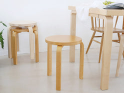 バーチ材ハミーステイン仕上げのアルヴァ・アアルトデザインスツール60、直径38cm、高さ44cm