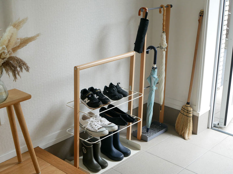 マッシュ/リヴのホワイトエントランスラック、天然木フレームとスチール棚を備えたシンプルデザイン