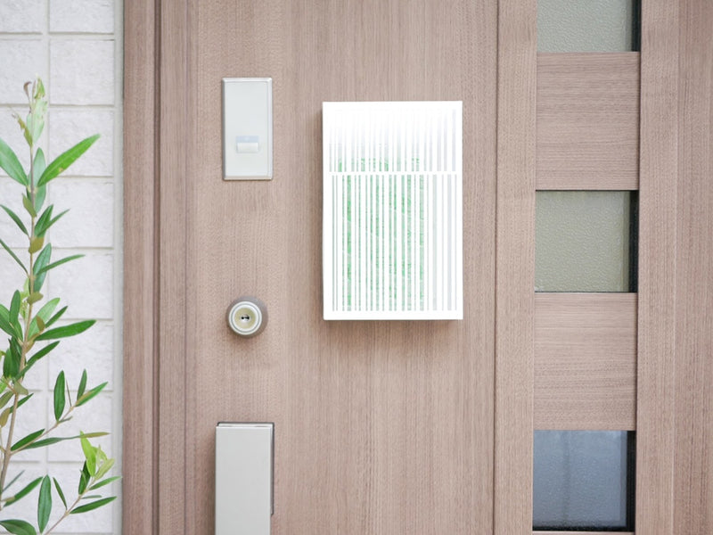 ドア金具に取り付けられたマグネット虫除けカバー