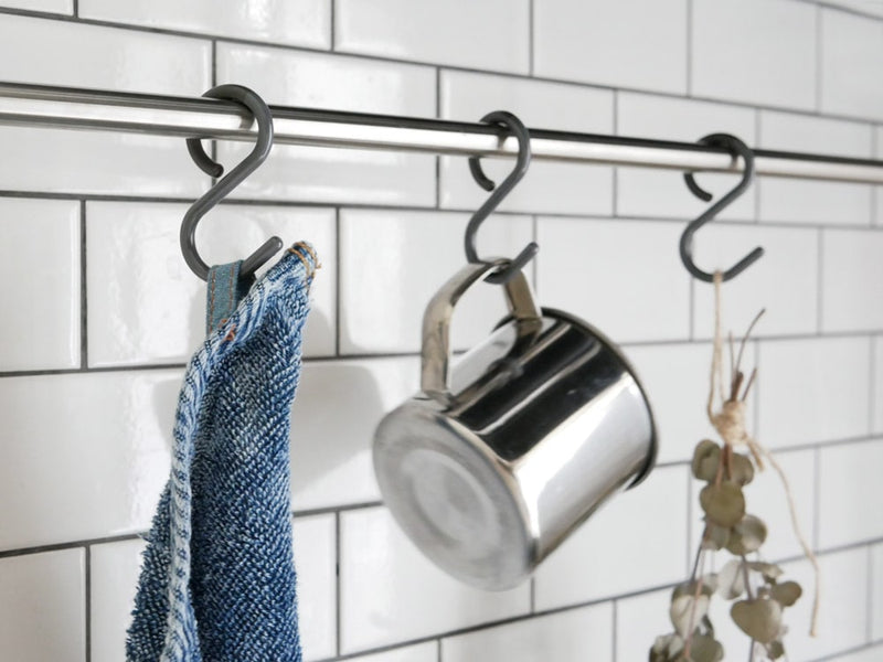 ティディのシルバー製Sフックがキッチンに掛かっています