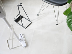 YAMAZAKI製タワー型スティッククリーナースタンド、スチール素材でシンプルなデザイン