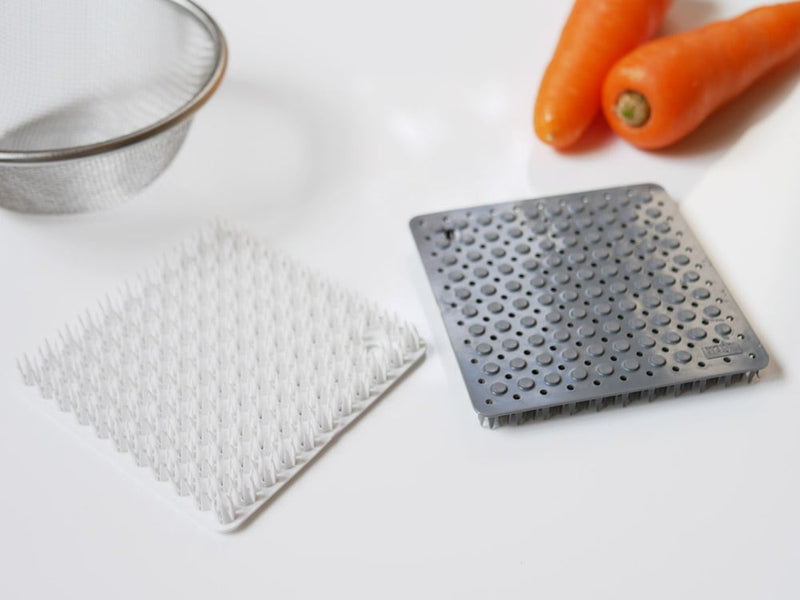 tidyプラタワキッチンブラシと調理道具が並ぶキッチン