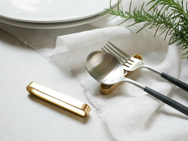 Horn Pleaseブランドの真鍮製カトラリーレスト。テーブル上でカトラリーを整頓するキッチンツール