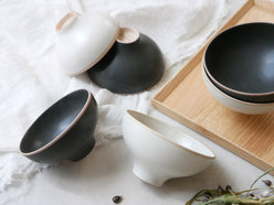 sarasa design×イブキクラフトの白いせっ器製ご飯茶碗、中型サイズでシンプルなデザイン