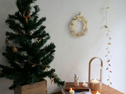 Horn Please MADEのブリキワイヤーガーランドが飾られている様子