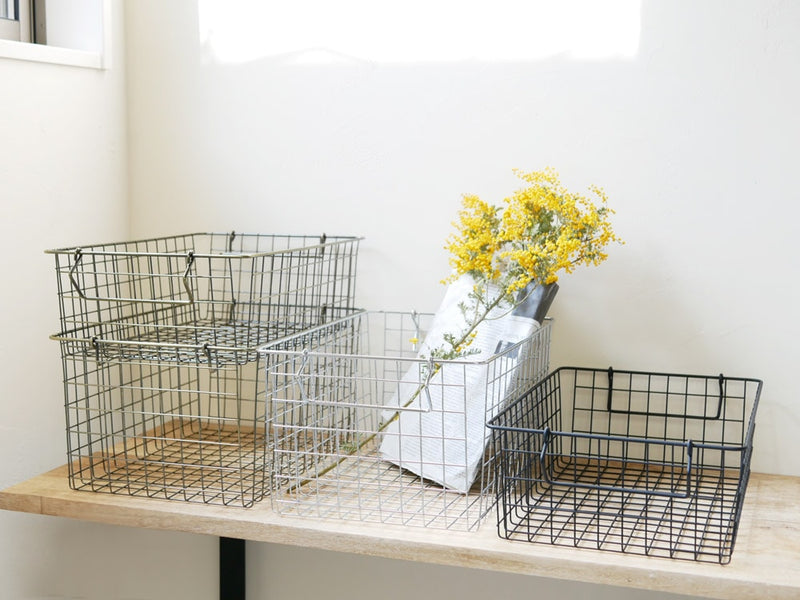 POSH LIVINGのアイアンスタッキングバスケットが棚に並んでいる