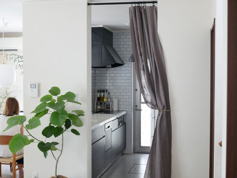 ポッシュリビングのアイアンマルチハンガーが壁に掛かっている