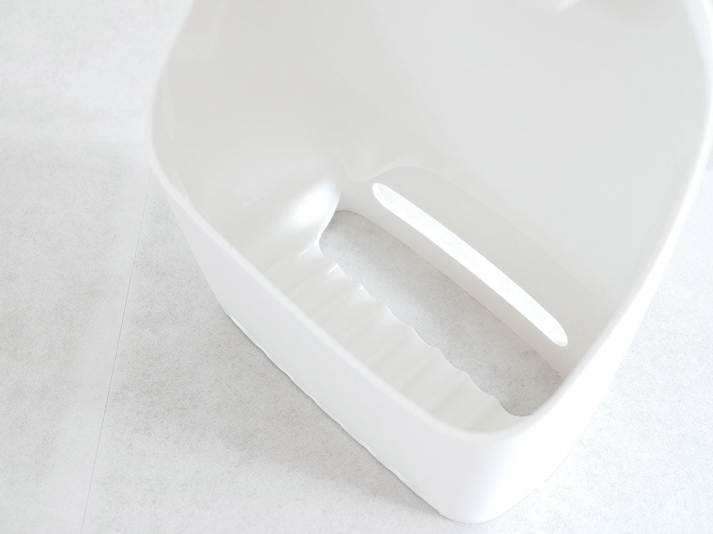 マーナ製白色プラスチックタオルバスケット