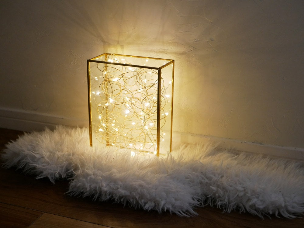 Horn Please MADEの手作りLEDライトワイヤーガーランド。鉄製のランプシェードが並ぶ照明器具の写真