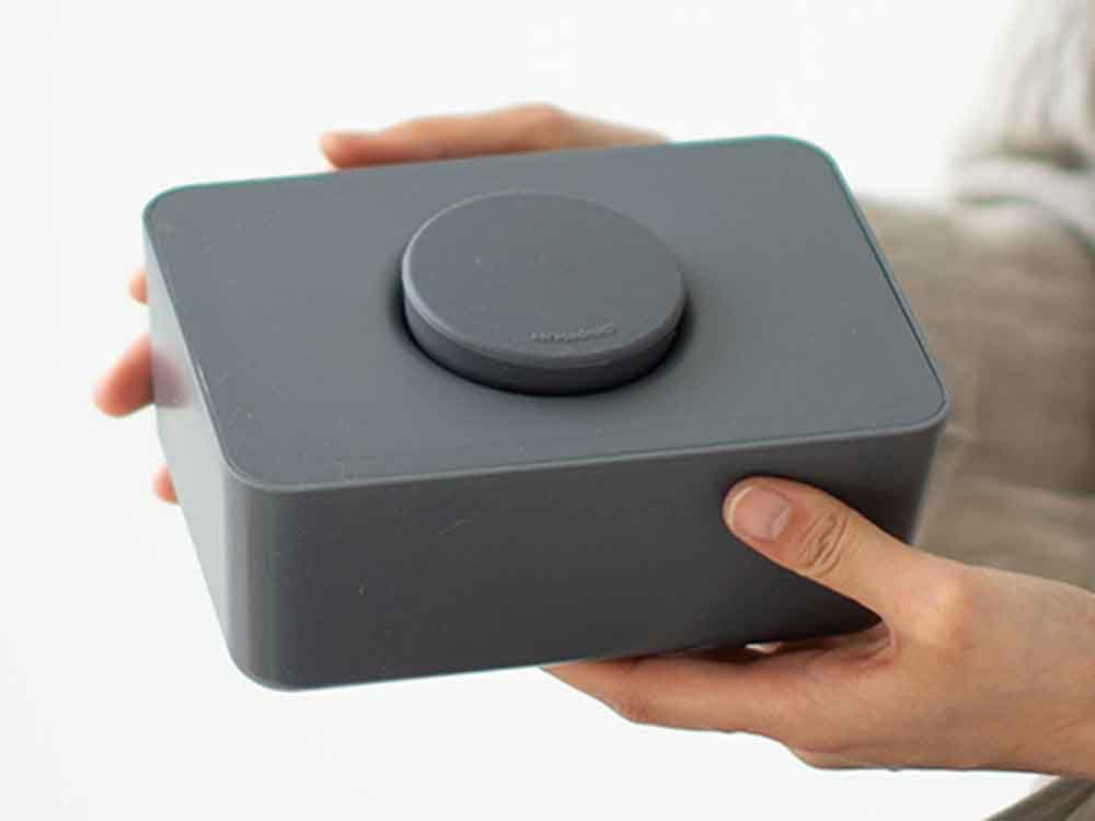 サラサデザインのシリコン蓋付きウエットティッシュホルダー、シルバーカラーのABSおよびシリコン製