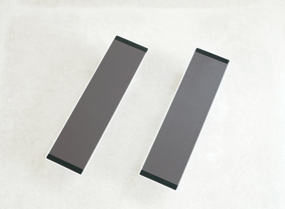 グレーのカーボンファイバー製マグネット物干しホルダー