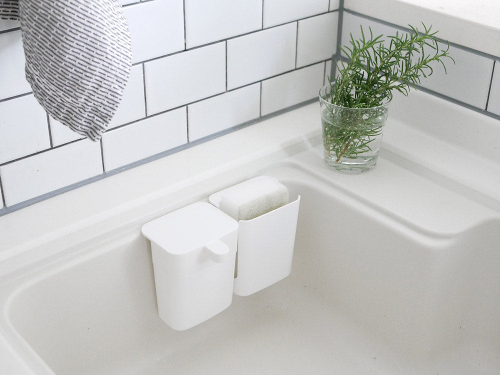 Kichito(SEMPRE)ブランドのシンク用スポンジポケット。幅8.5cm、奥行き6.5cm、高さ10.5cmのポリプロピレンとPVC製で耐荷重1kg。日本製。