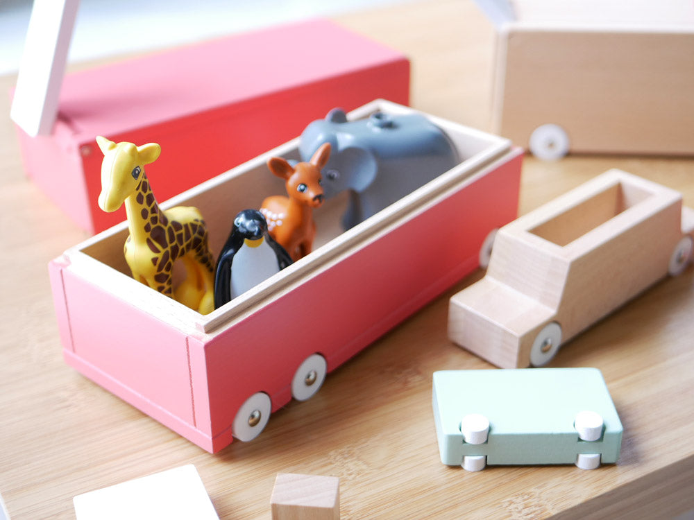 dou?ブランドの木製消防車玩具セット。21×9×12cmの消防車に、布製マップや木の車輪、ブロックが含まれています。