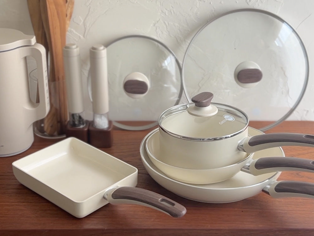 グリーンパン ウッドビーシリーズのフライパンとガラス蓋がセットになって整然と並べられたキッチン用品の画像