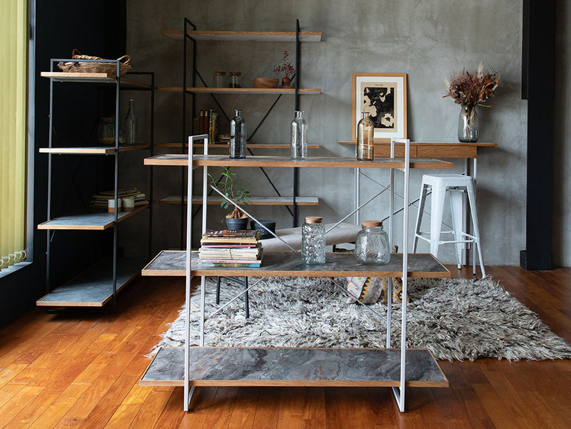 スチールフレームとオーク無垢材で作られたアデペシュPOLポルオープンシェルフに家具や観葉植物が配置された様子