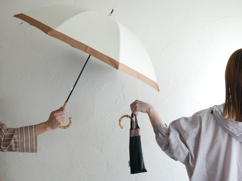 because(ビコーズ)のPUグログラン長傘の開いた状態の画像。バンブーハンドルと防水ポリエステル生地を使用しています。