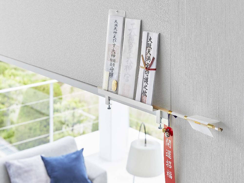 towerブランドの鴨居上神札スタンドが木製の鴨居に取り付けられている様子