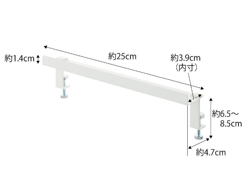スチールとアルミニウム製のタワーブランド鴨居上神札スタンドが木製の鴨居枠に取り付けられている様子