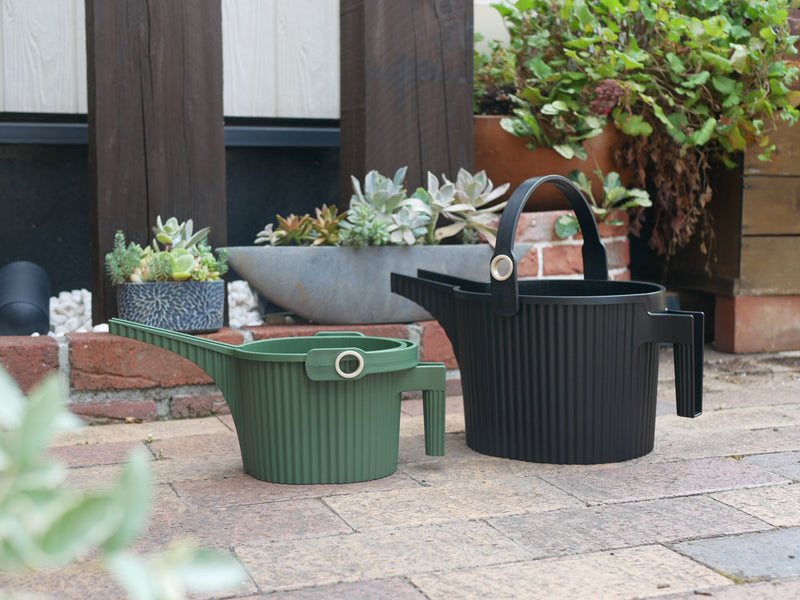 八幡化成のガーデンビートル フォンタナジョウロ1.5Lと5Lサイズのポリプロピレン製ジョウロの写真