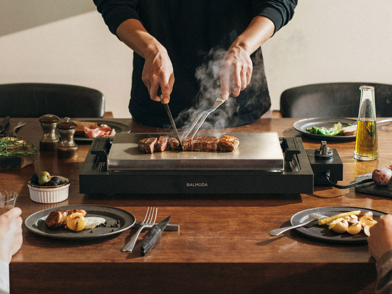 バルミューダ The Plate Pro、Griddle&Cover、Takoyaki Plateを使用してたこ焼きを調理しているキッチンの様子