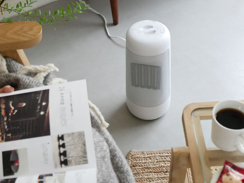 THREEUPのハンドル付き首振りセラミックファンヒーター。コンパクトなデザインで左右70度自動首振り機能を備えた家庭用電化製品。