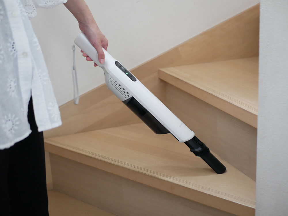 シロカの2WAYコードレススティッククリーナー「かるピカパワー」が木製の床の上に置かれている清潔な家庭用電化製品の画像