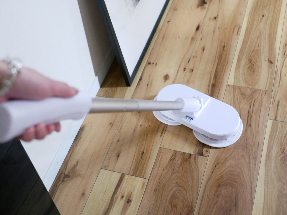 コードレス回転モップクリーナーNeo+Brisaが木製フローリングを掃除している様子